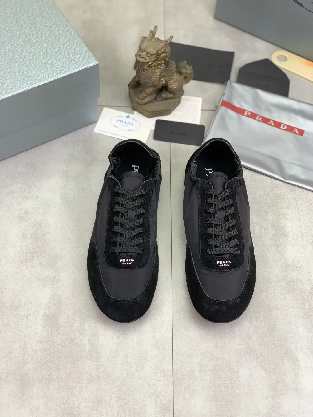 Men's shoes 💰P500💰【New style】hot style is on the official website, 🆘 Trendy brand (Prada) mainly promotes hot style, avant-garde and versatile fashion men's shoes private version mold opening, cowhide surface splicing 1:1 replica... fashionable and simple, original imported cowhide lining cowhide feet; the atmosphere and personality are more fashionable, eye-catching and pursuing class. It will subvert the old idea and be a must-have for fashion trendsetters with you! Must keep it for yourself! Tall and comfortable, large and low, high-end quality workmanship. Size: 38-44; 6️⃣colors available.